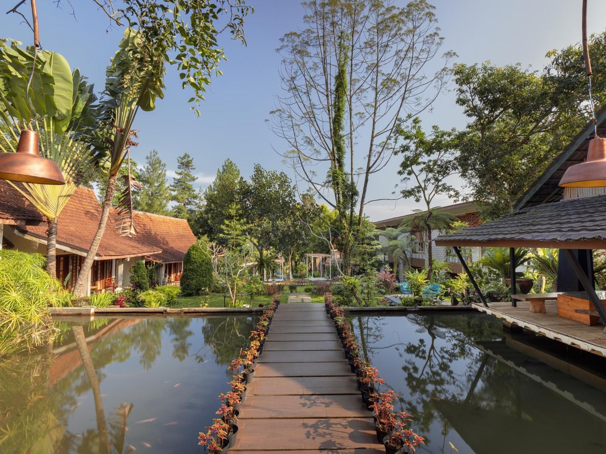 The Village Resort Богор Экстерьер фото