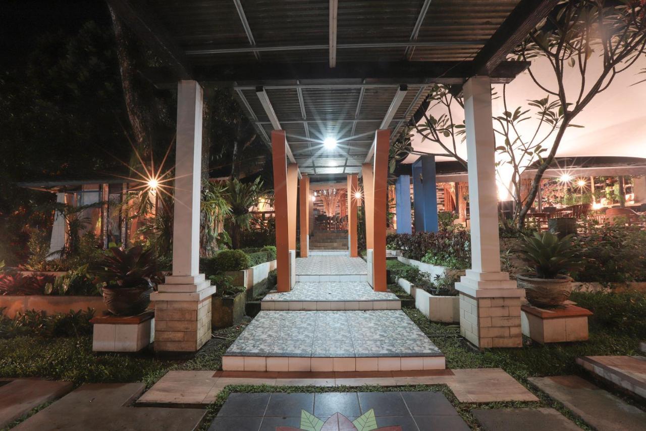 The Village Resort Богор Экстерьер фото